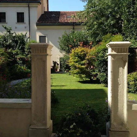 Mansarda Fogazzaro Διαμέρισμα *